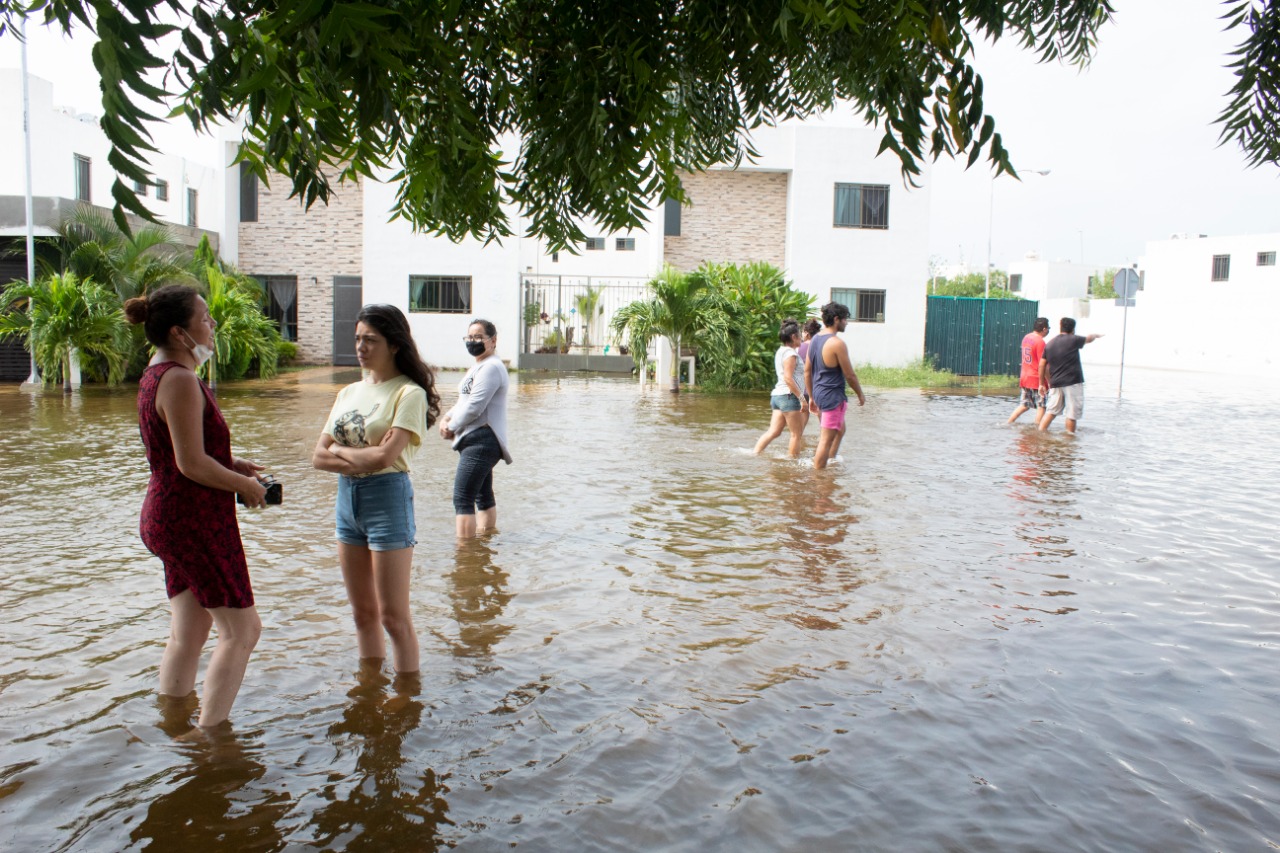 El agua alcanza hasta los 70 centímetros en calles y viviendas inundadas